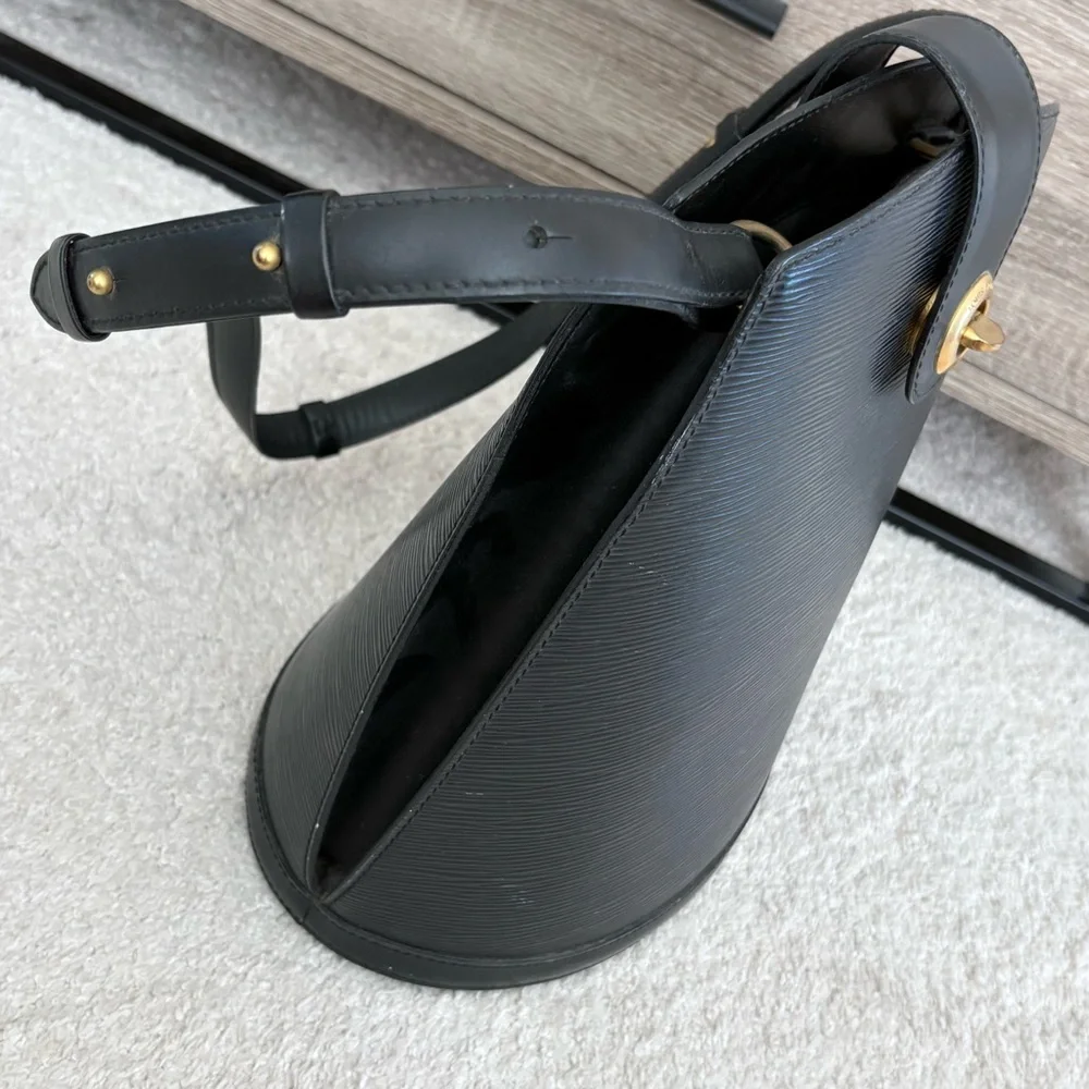 Louis Vuitton Epi Cluny Black Leather Bucket Bag